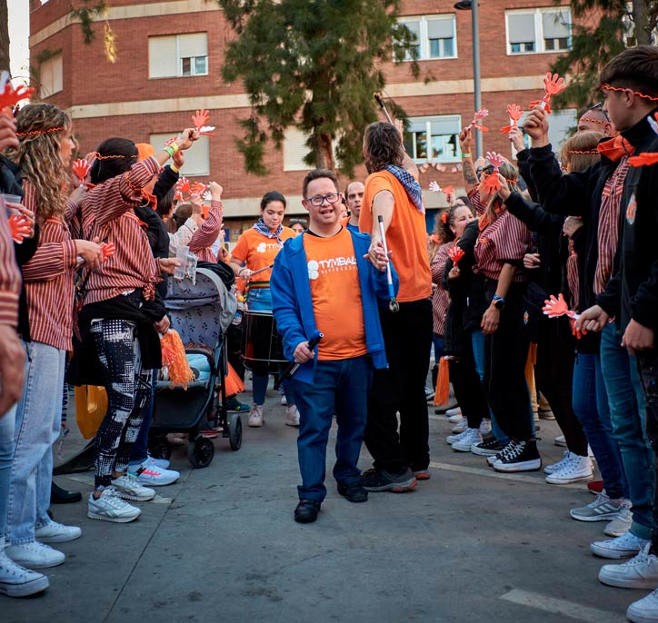Imagen de un participantes de Tymbals tocando en la calle